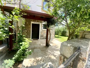 Centrally Located Spacious Villa with Large Garden - Image 5