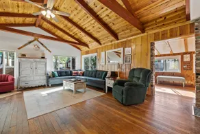 Walk to town, Lake access, Pet Friendly, King bed - Image 3