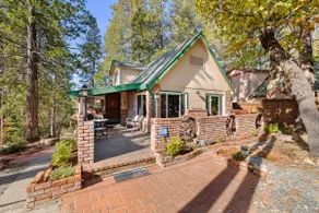 Walk to town, Lake access, Pet Friendly, King bed - Image 2