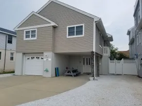 Cozy 3 Bedroom House, Walk To The Beach - Image 2