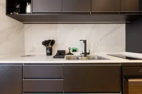 New, modern studio with great location (212) - Image 5