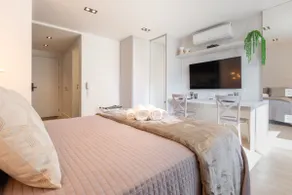 New, modern studio with great location (212) - Image 3