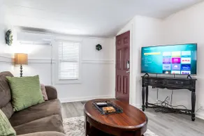 Delightful Historic Apartment in Oregon City - Image 4
