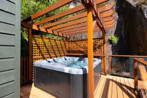 Stunning Deep Cove Waterfront Estate - Image 3