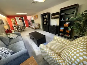 Charming garden level suite with private entrance - Image 2