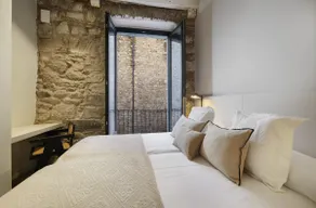 Historic apartment on the Onyar River - Image 2