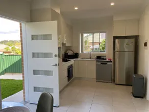 Cosy Sunlit Home Away from Home - Image 3