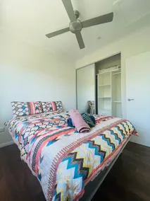 Cosy Sunlit Home Away from Home - Image 5