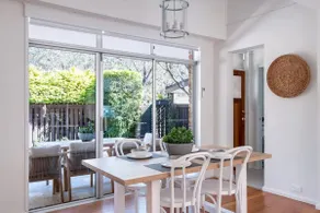 Luxe Coastal Balmoral Townhouse - Image 4