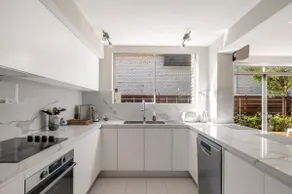 Luxe Coastal Balmoral Townhouse - Image 5