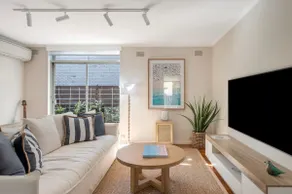 Luxe Coastal Balmoral Townhouse - Image 3