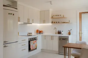 Blackmans Bay Studio - Full kitchen, Netflix - Image 3
