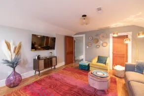 Charming Retro & Stylish Retreat Near Downtown - Image 2