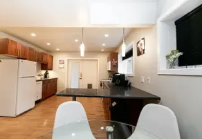 Lovely 1 Bedroom Suite Near Town - Image 5