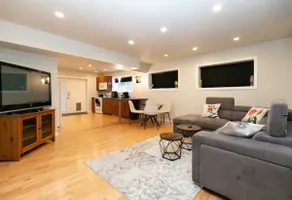 Lovely 1 Bedroom Suite Near Town - Image 2