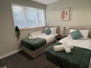 Newly Refurbished 4 bedroom house/Free parking - Image 4