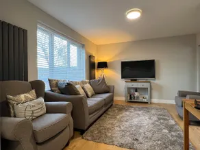 Newly Refurbished 4 bedroom house/Free parking - Image 2