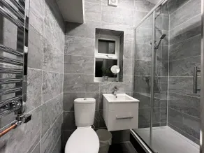 Newly Refurbished 4 bedroom house/Free parking - Image 5