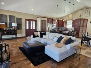 Lakehouse with hot tub! - Image 3