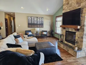 Lakehouse with hot tub! - Image 4
