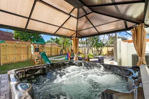 WPB Tropical Heated Pool Beach House! Golf, HotTub - Image 5