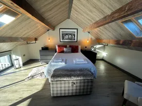 Pass the Keys The Cosy Romantic and Elegant for 2 with Hot Tub - Image 3