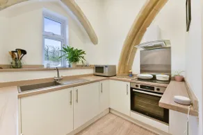 Stunning one bed apartment near Windsor and Ascot - Image 3