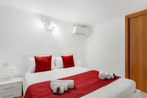 The Smart Stay – 6 Pax + Private Parking - Image 3