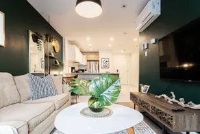 Serene Cozy King Suite w/Patio, Parking,DT&Airport - Image 5