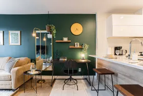 Serene Cozy King Suite w/Patio, Parking,DT&Airport - Image 3
