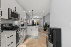 Prime Location+Steps from HStreet Corridor+Laundry - Image 3
