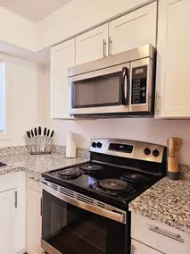 Cozy 2-Bedroom Haven: Sleeps 5! - Image 2
