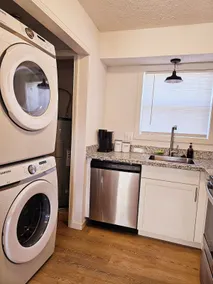 Cozy 2-Bedroom Haven: Sleeps 5! - Image 5