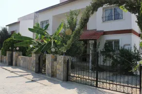 Full house, sleeps 10, own pool - Image 3