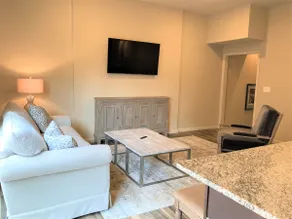 Luxurious Family Friendly Townhome Great Location - Image 5