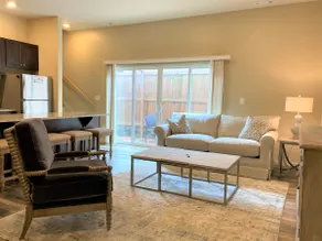 Luxurious Family Friendly Townhome Great Location - Image 2