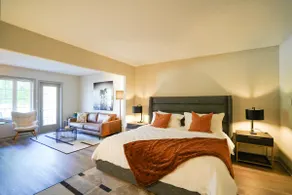 Modern, fully renovated Studio! - Image 4