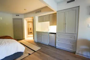 Modern, fully renovated Studio! - Image 2