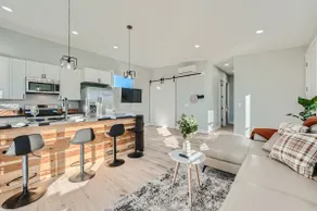 King Bed/ Balcony/Mountain View - Image 2