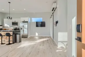 King Bed/ Balcony/Mountain View - Image 3