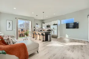 King Bed/ Balcony/Mountain View - Image 5
