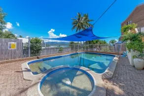 Central Airlie Stylish Townhouse - Sea Views & Pool - Image 4