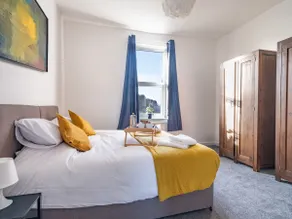 Spacious 3 Bed Great Location-FREE Parking & WiFi - Image 3