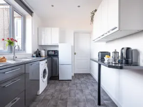 Spacious 3 Bed Great Location-FREE Parking & WiFi - Image 5