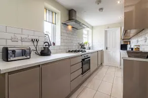 4BR in Beeston with Convenient City Centre Access - Image 3
