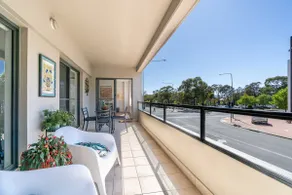 Central 2BR Stylish Apt Located in Greenway - Hosted by Canstay - Image 4