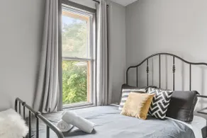 7BR house, 19 ppl |DT Windsor| W/D + Free Parking - Image 5
