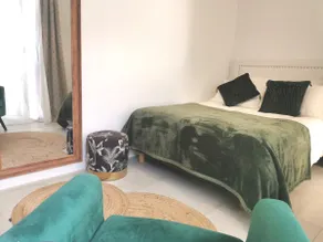 Charming air-conditioned cottage with patio - Image 3