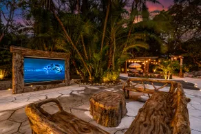 Miami's Exclusive Lagoon Villa - Image 4
