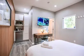 Luxe Suite with Private Yard & AC - Image 3